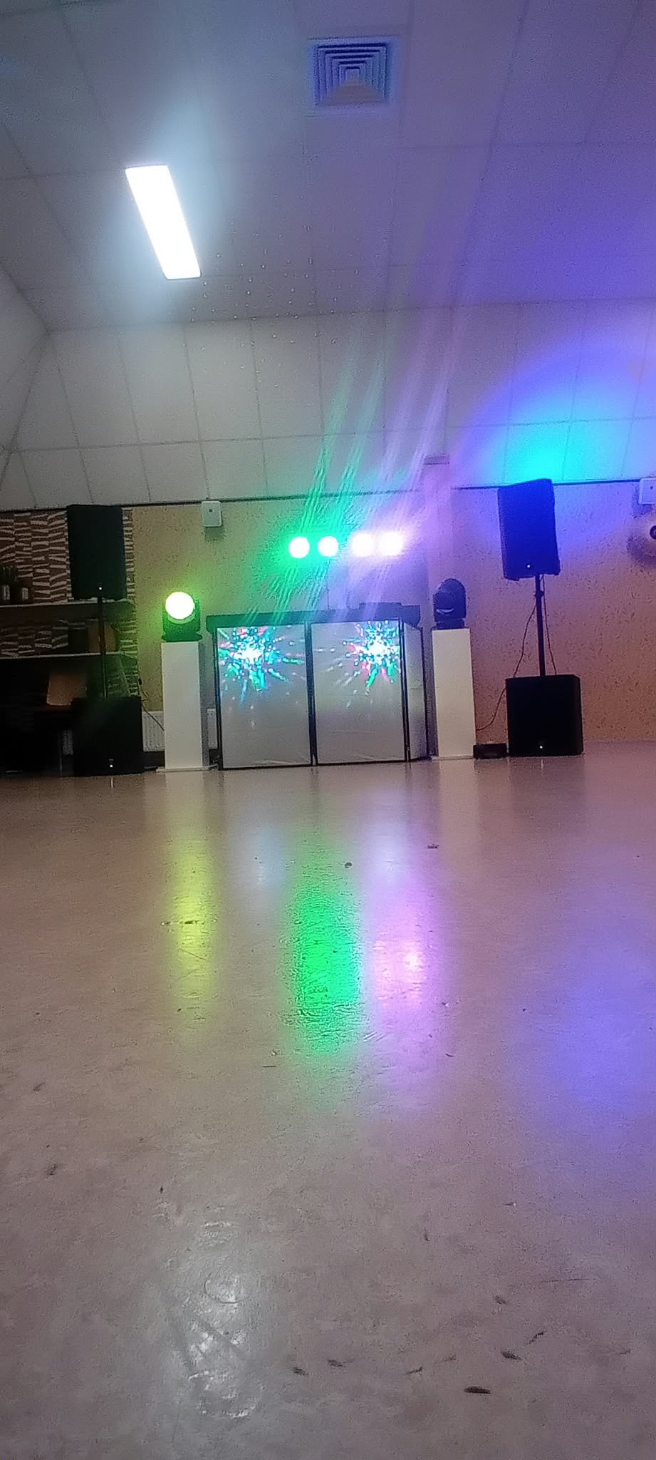 DJ-opstelling van NOFA Entertainment met gekleurde verlichting